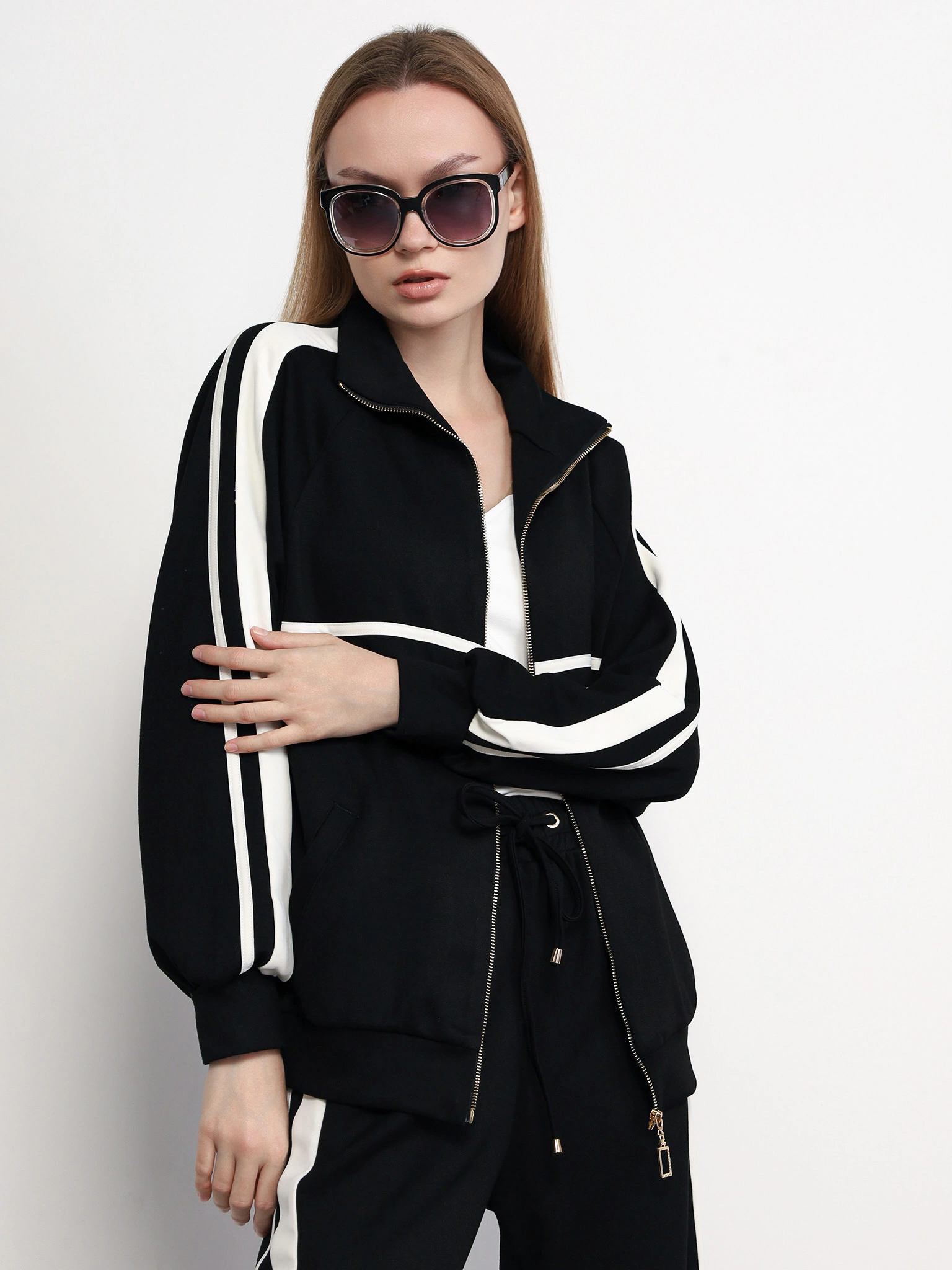 Куртка трикотажная черного цвета прямого кроя